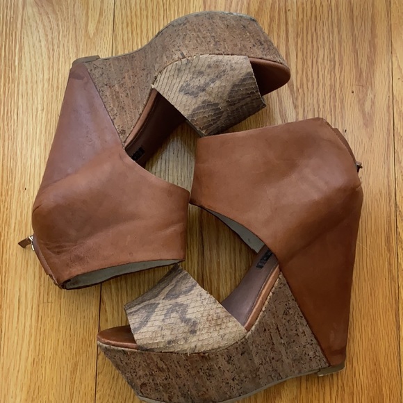 Steven by Steve Madden leather and faux snake skin open toe wedges. Size 7 - Picture 2 of 4